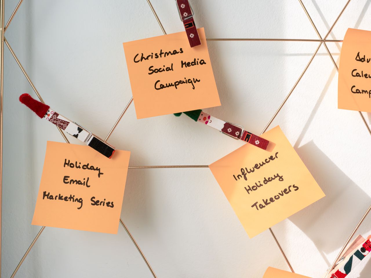 Notes adhésives avec des idées de marketing de vacances pour des campagnes de Noël sur les réseaux sociaux et par e-mail.